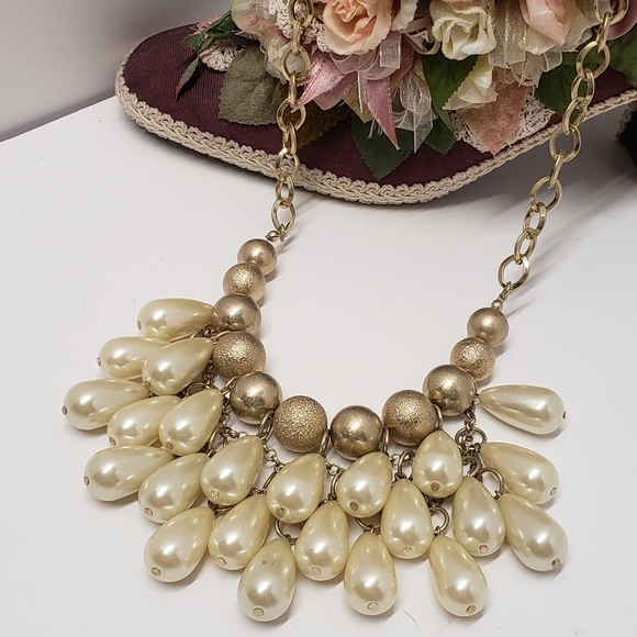 Jewelry - Gorgeous Gold & Faux Pearl Beaded Necklace